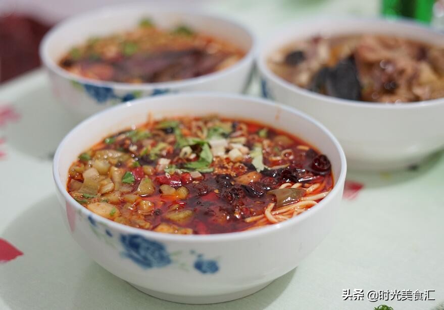 三块钱一碗网红面馆生意火爆,网红面馆无限续面大哥吃10几碗