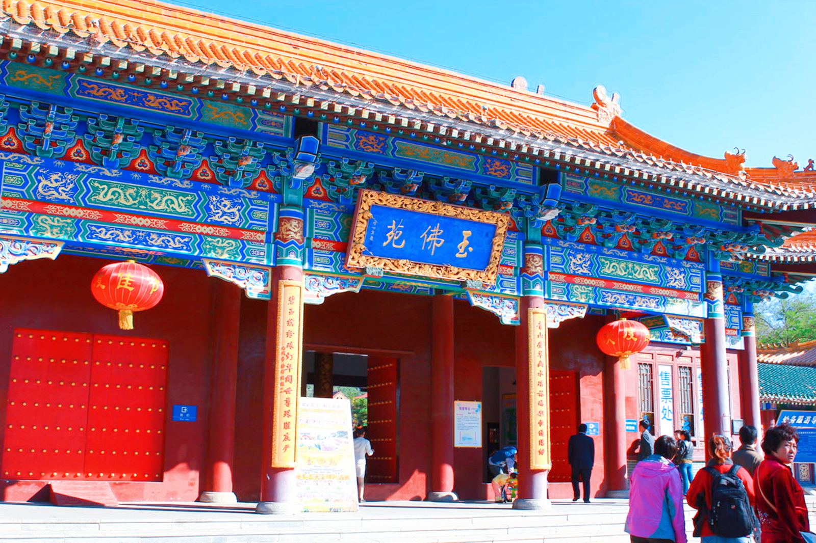 辽宁“井中王”玉石，重量超260吨，被大师雕刻成“双面玉佛”