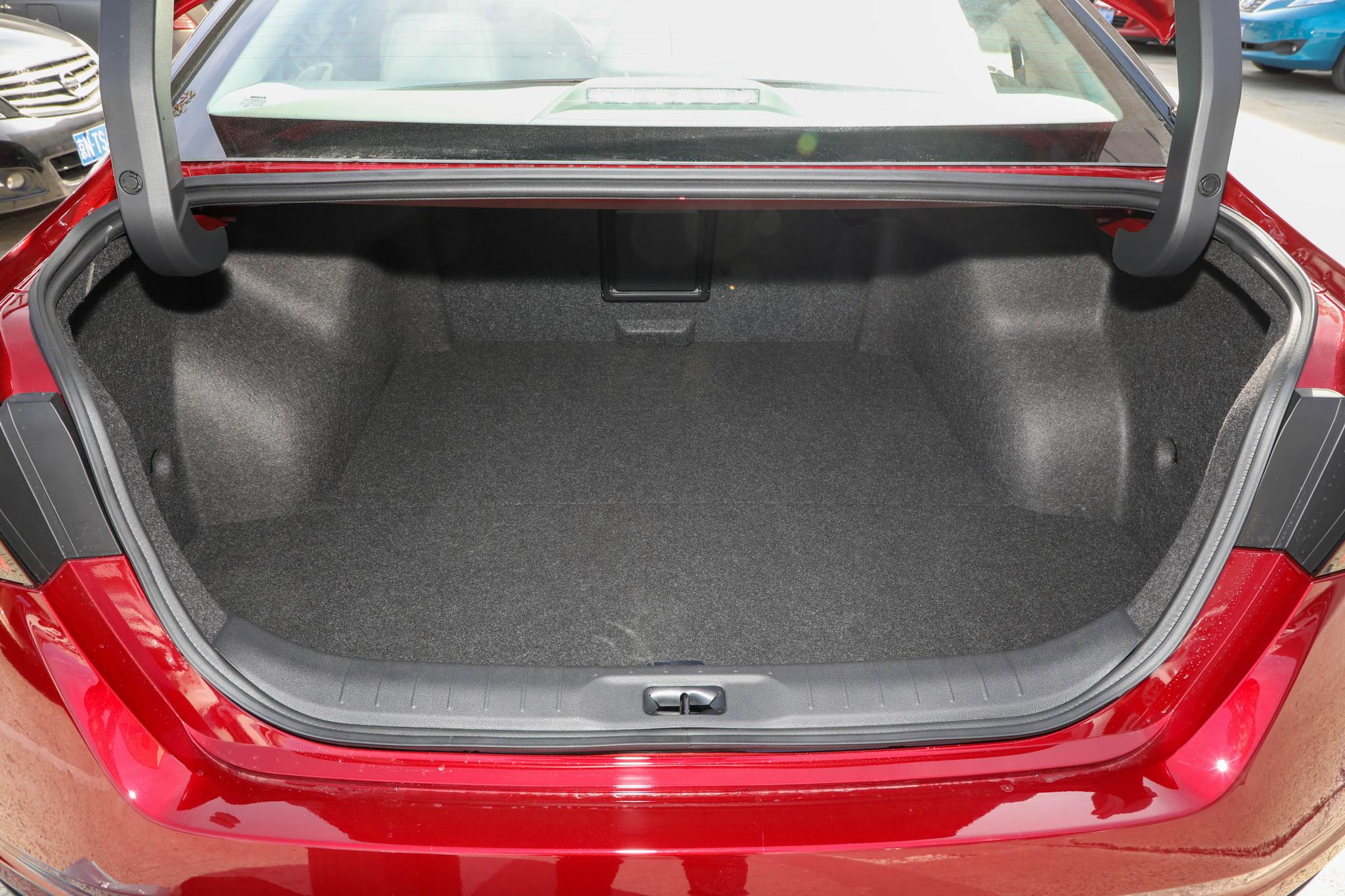 日产天籁内饰加木纹板,日产天籁的车感