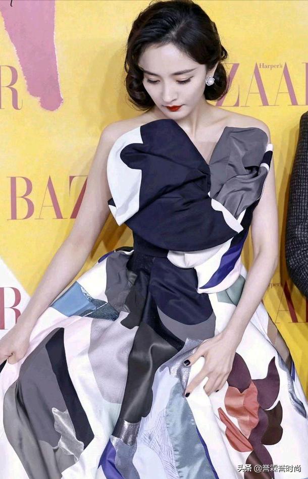 杨幂穿彩虹裙简直美翻了,杨幂斜肩露腰开叉裙