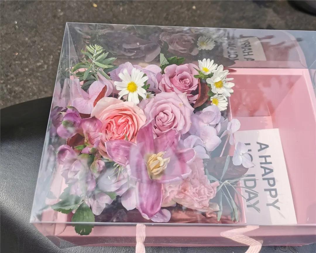 从摆地摊卖花到开实体店,从摆摊卖花到开店