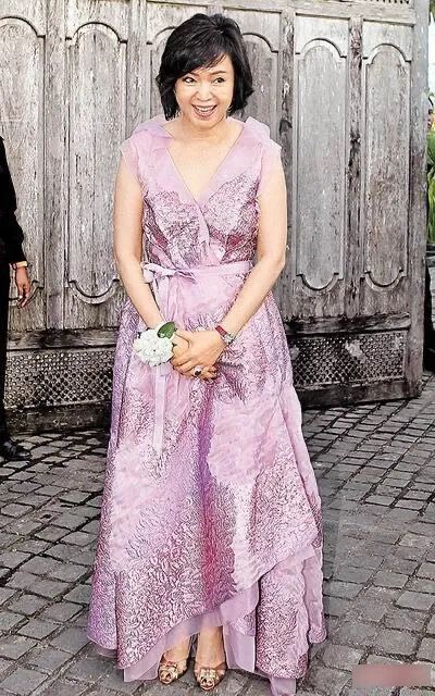 讨好尴尬凶狠:微表情分析侯佩岑夫妇一家,深渊般的母女凝视着你