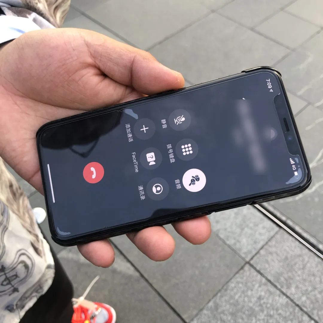 太古里的年轻人耳机在放什么？