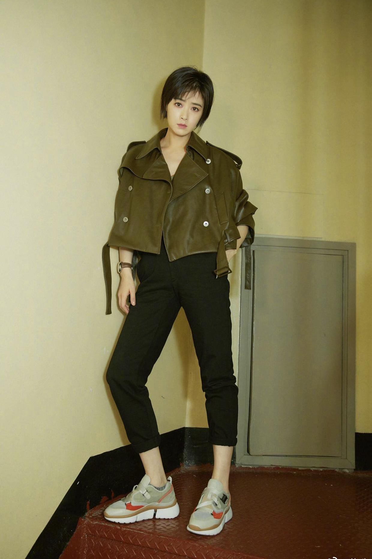 蒋欣同款大衣显瘦高级感正肩,蒋欣又换新发型意外减龄又高级