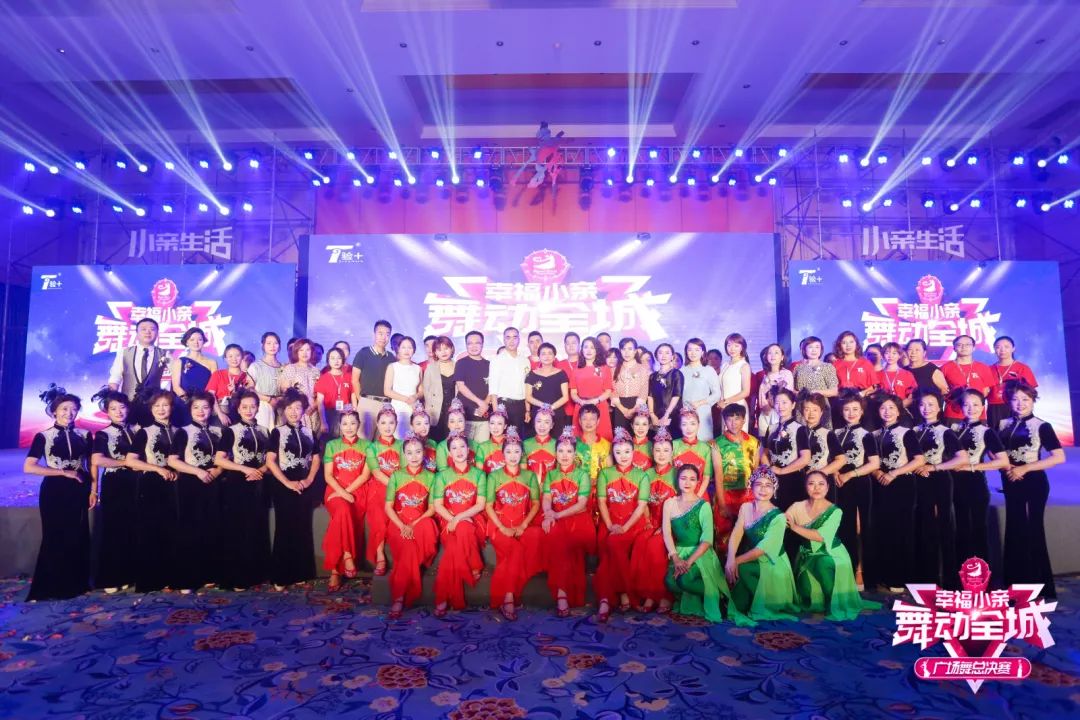 大妈们参加广场舞比赛,春晚广场舞比赛