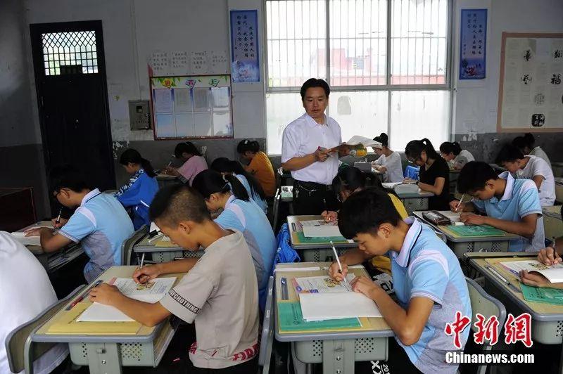 五峰*花采**乡一乡村教师弃50万高薪助500贫困学子走出大山