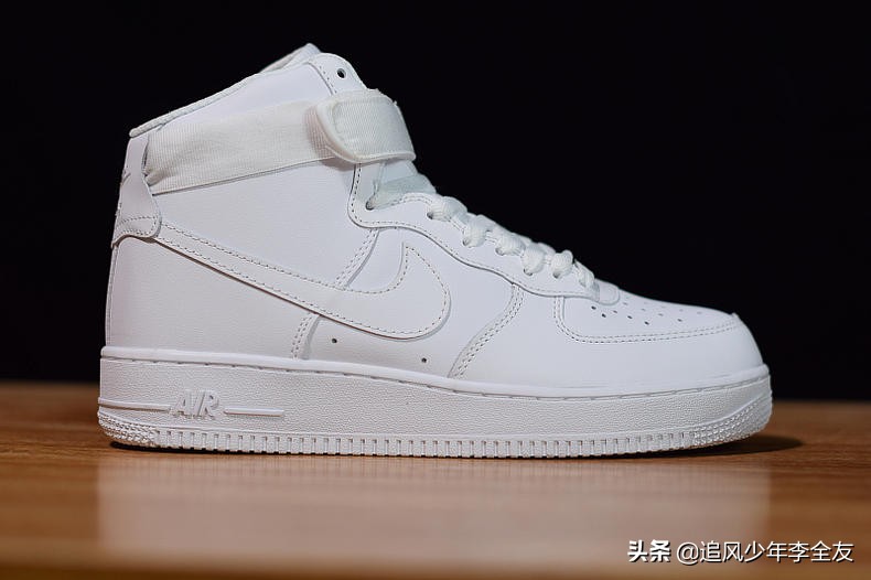 af1高帮经典款跟纯白有啥区别,空军一号af1奶咖高帮开箱解说