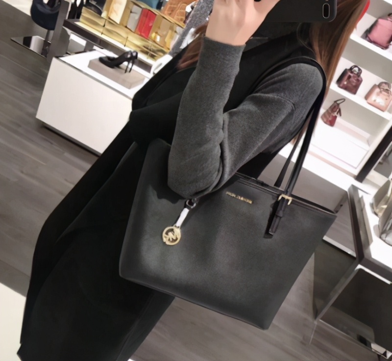 MK包包热门推荐,mk官网上没有奥莱mk女包款式