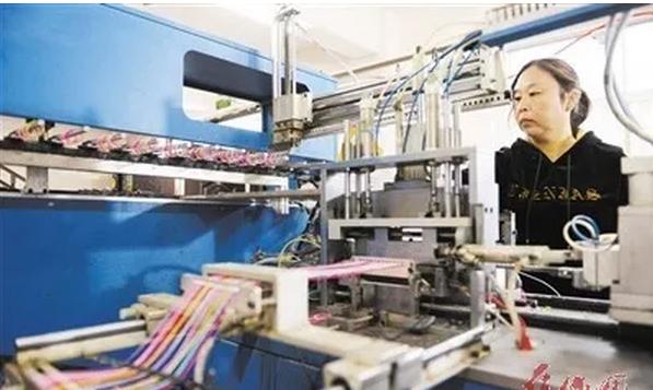 这个村仅五人运营一年收入10个亿,这个村厉害小泥巴捏出大产业