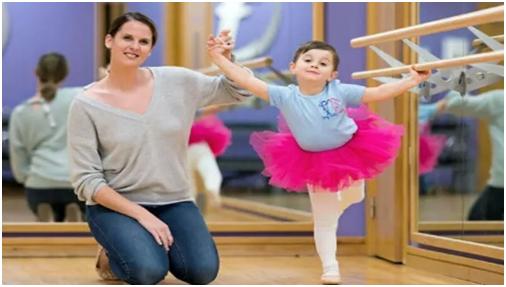 4岁男孩打破偏见学芭蕾：父母这样做，孩子更易成才
