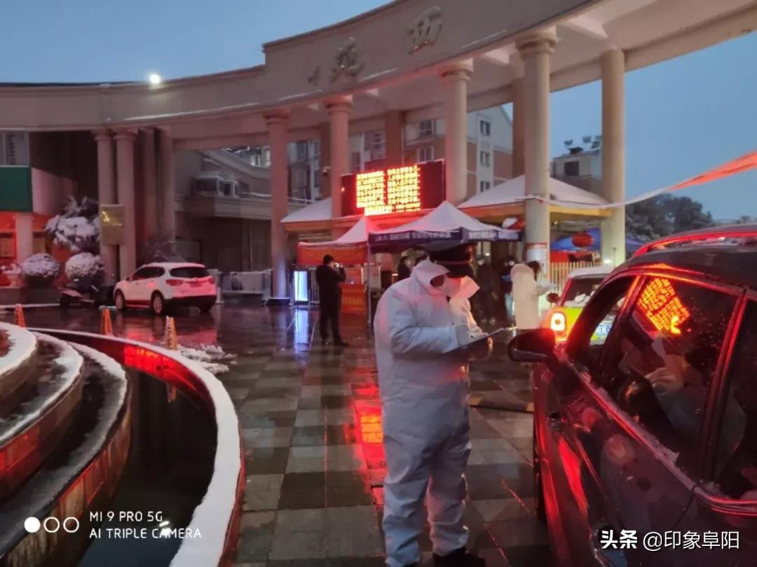 风雪中的坚守致敬一线防疫人,防疫人员路人拍摄