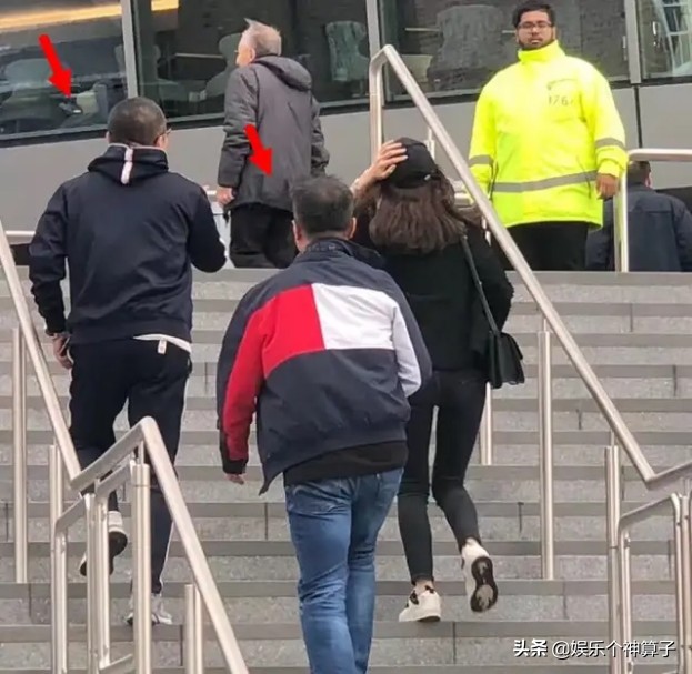 章泽天国外生活很惬意看球赛忙应酬，网友：简直就是在度假