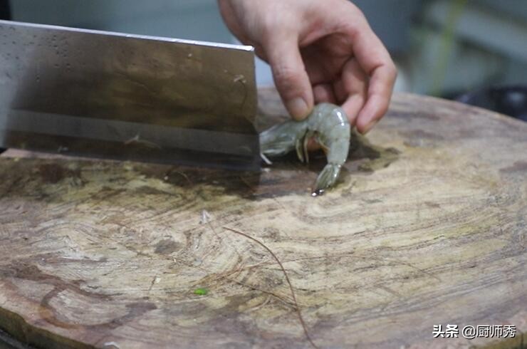 大虾怎么做虾仁软乎乎的不硬,好吃的大虾虾肉非常的紧致有营养