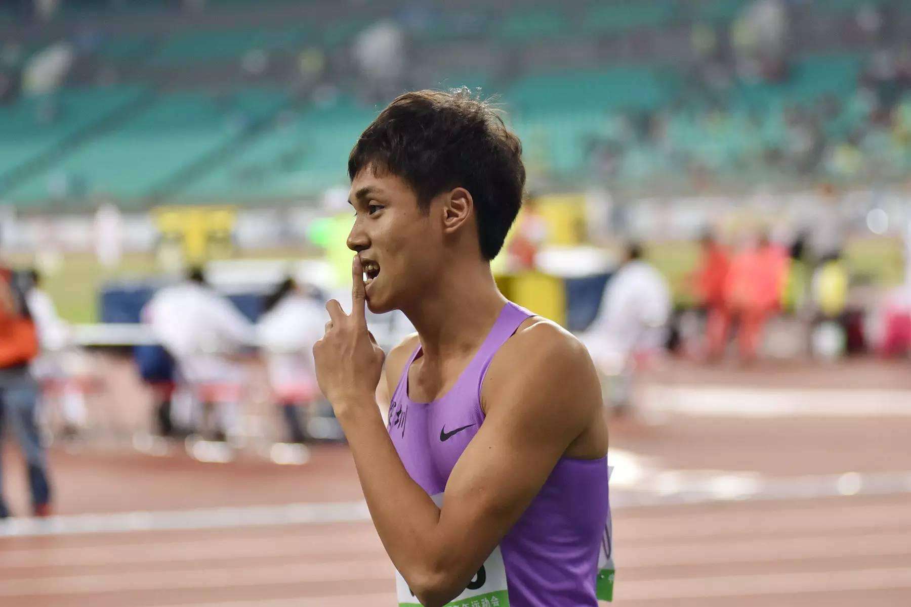 苏炳添vs小猎豹谁快,罗伯斯60米对战苏炳添