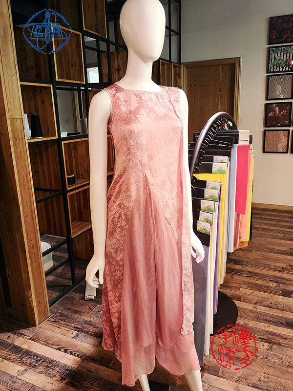 植物染桑蚕丝希赛尔交织缎时装欣赏