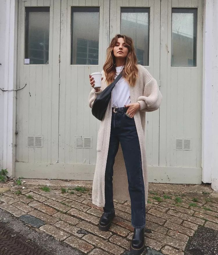 今年流行爆款裤子直筒牛仔裤,今年潮流一点的裤子牛仔裤