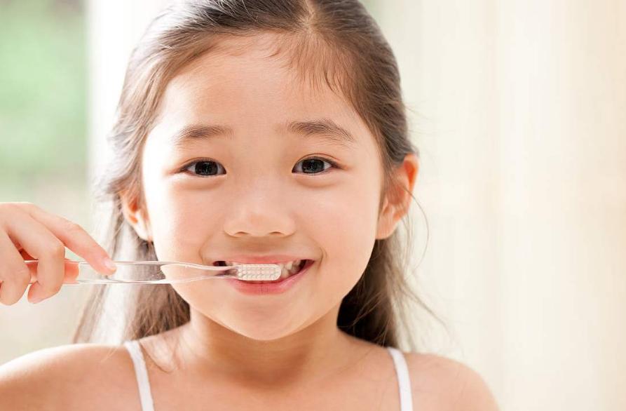 刷牙如何解决口臭,每天坚持两次刷牙多久能解决口臭