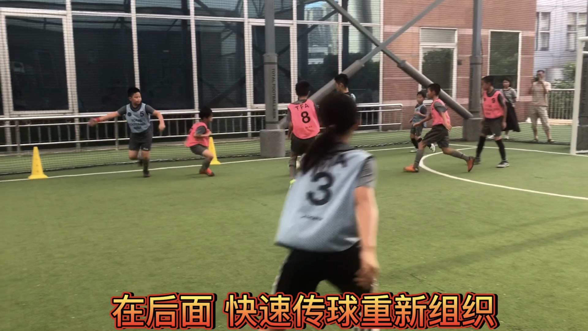 你身边踢足球的男孩一定要珍惜,u10足球多人传球训练