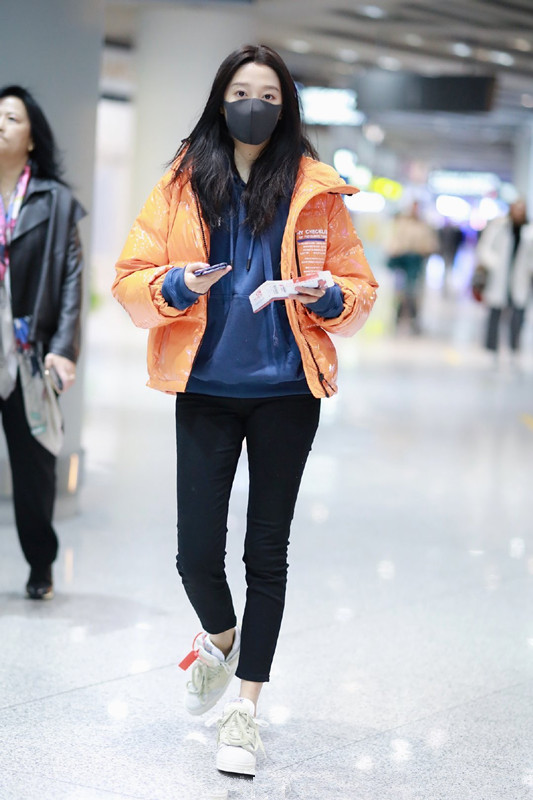 关晓彤穿的白鞋,关晓彤穿很高的鞋子