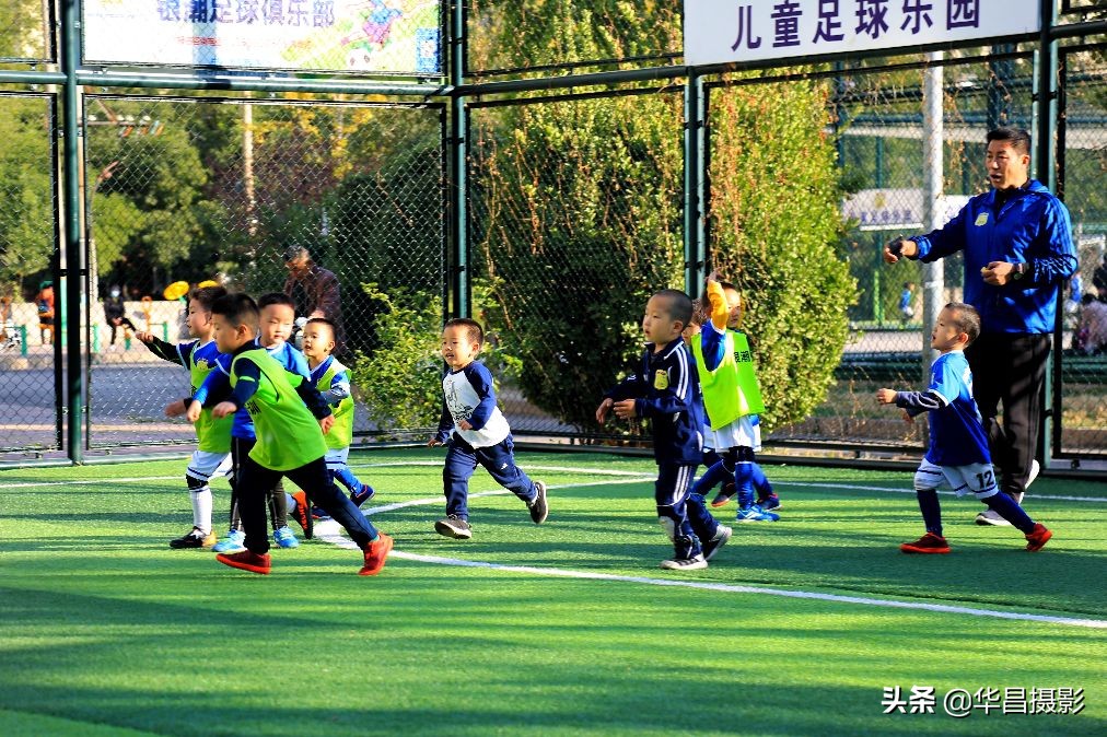 儿童足球训练搞笑瞬间,小孩足球训练10个基本动作