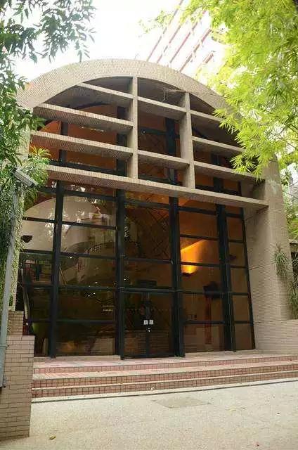 香港豪门最惨原配！生前帮贫穷小子成首富，死后还要被他利用？