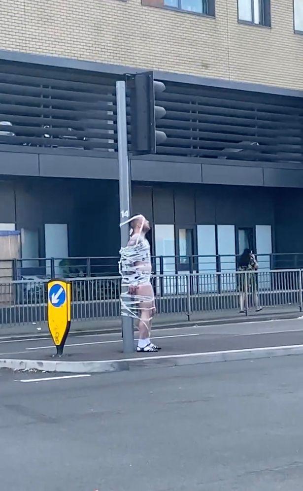 英国新郎被绑在大街示众事件,英国婚礼伴郎打新娘