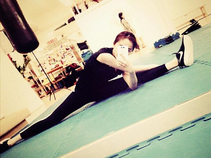 杨幂用腿找钥匙,实名《密逃》柔韧担当,或许这就是大长腿的优势