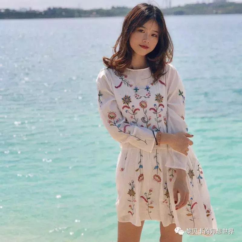 她们穿的连衣裙,她们穿的花裙子