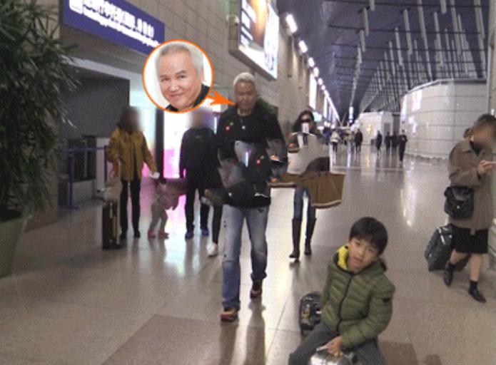 张庭一家四口罕露面，大10岁老公头发全白，一双儿女颜值差异太大