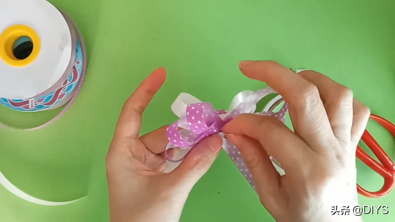 拉花彩带蝴蝶结的打法,包礼物彩带蝴蝶结的打法