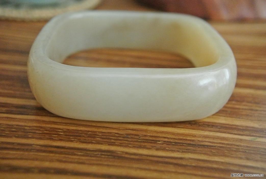 手镯扁条是怎样的,黄金手镯扁条好看还是圆条好看