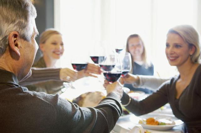 和领导一起吃饭该不该买单,领导喝多了让你买单你没钱怎么办