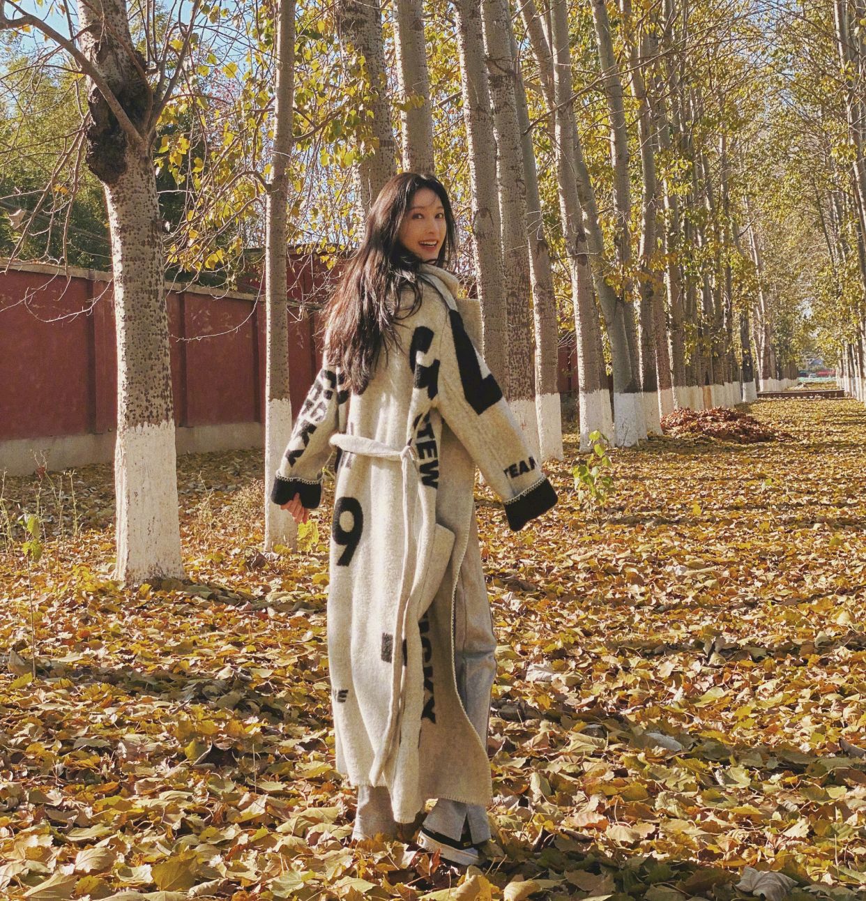 张俪穿西装外套内搭衬衫贝雷帽,张俪穿一身黑色look帅气洒脱