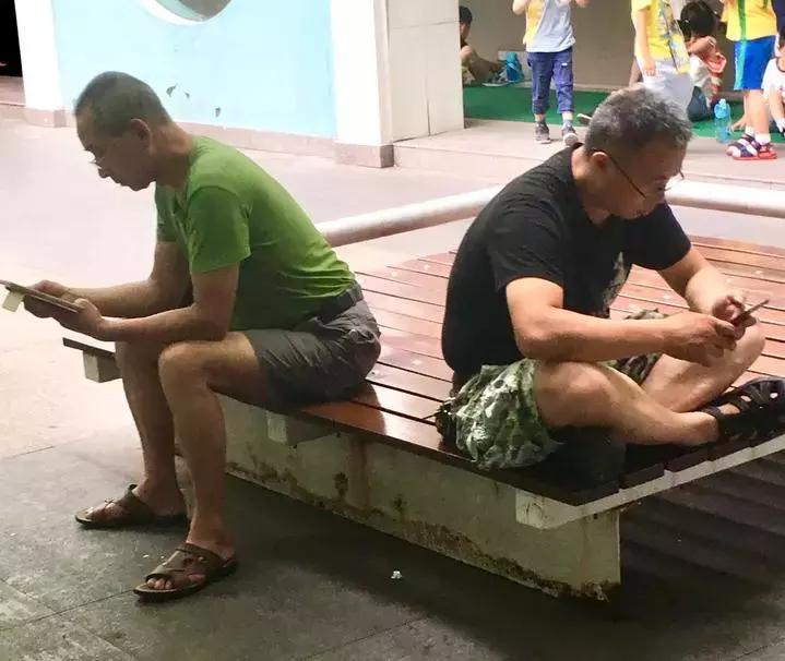 最恨放暑假！杭州陪读12年爷爷吐槽：每天早七晚九，实在受不了