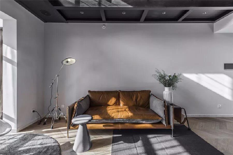 330㎡跃层,还附带阁楼,难怪朋友说像别墅,太大气了!尤其客厅