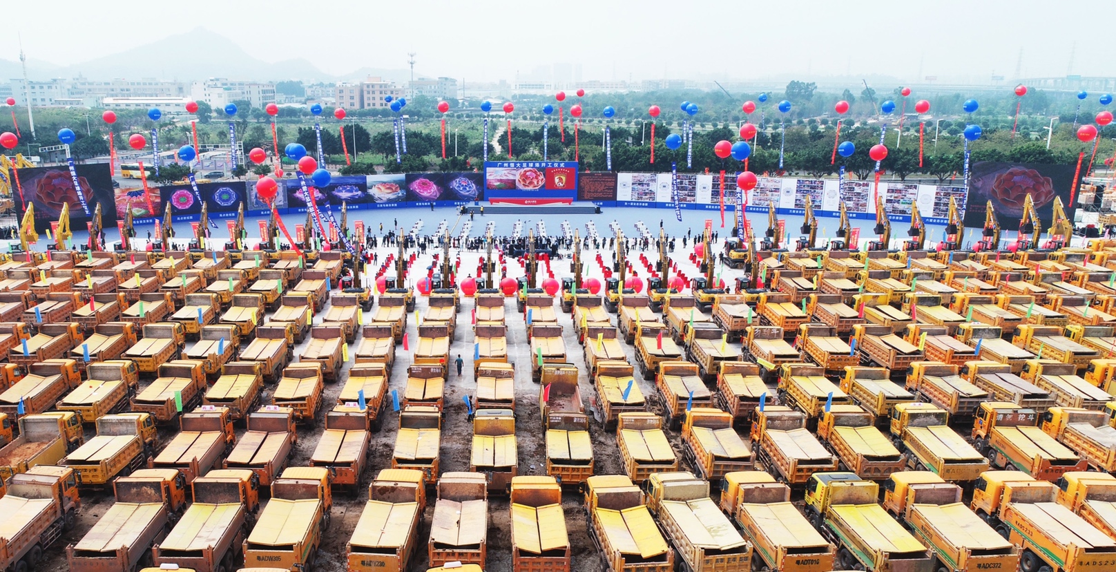 恒大正在建设的10万人体育场,恒大为啥要建新足球场