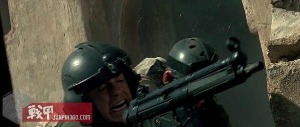 美国黑鹰战机坠落视频,十部顶级战争大片黑鹰坠落