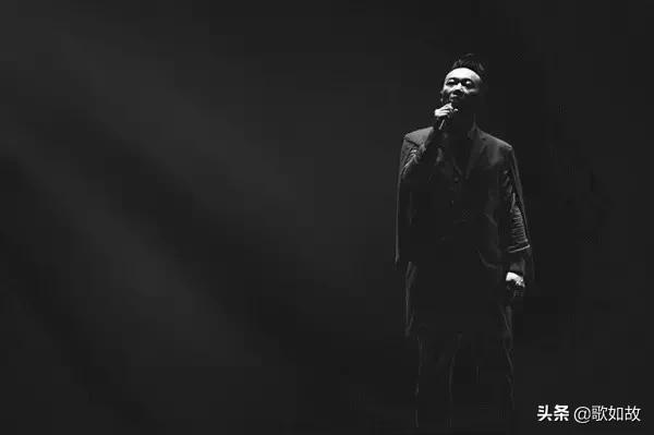 我删除了10年前MP3里的歌，却依旧忘不了你