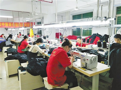 “打工小妹”身残志坚自主创业，为残疾人编织就业梦奋斗，让眼泪绽放成花