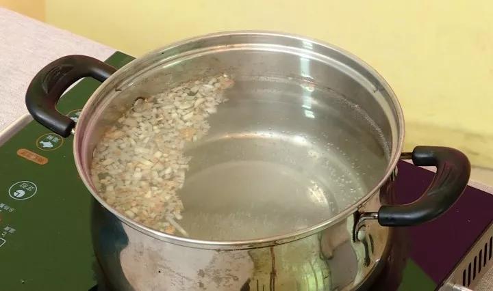 衣服上的小黑点怎么去,衣服出现小黑点怎么办