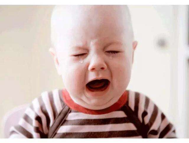 满月婴儿总哭闹怎么回事,婴儿满月哭闹的原因和处理方法