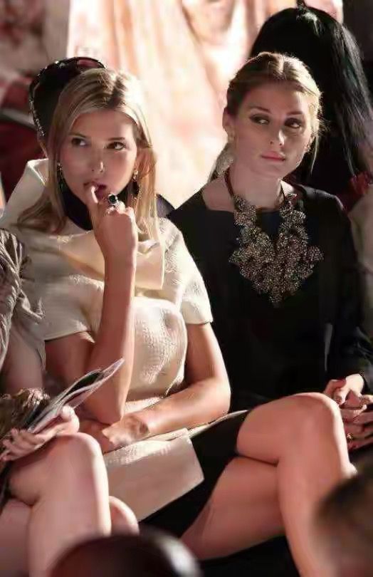 伊万卡被搂腰,伊万卡翘二郎腿视频