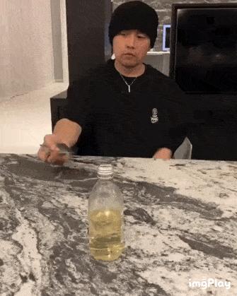 全世界都在挑战瓶盖，但请小心你的韧带