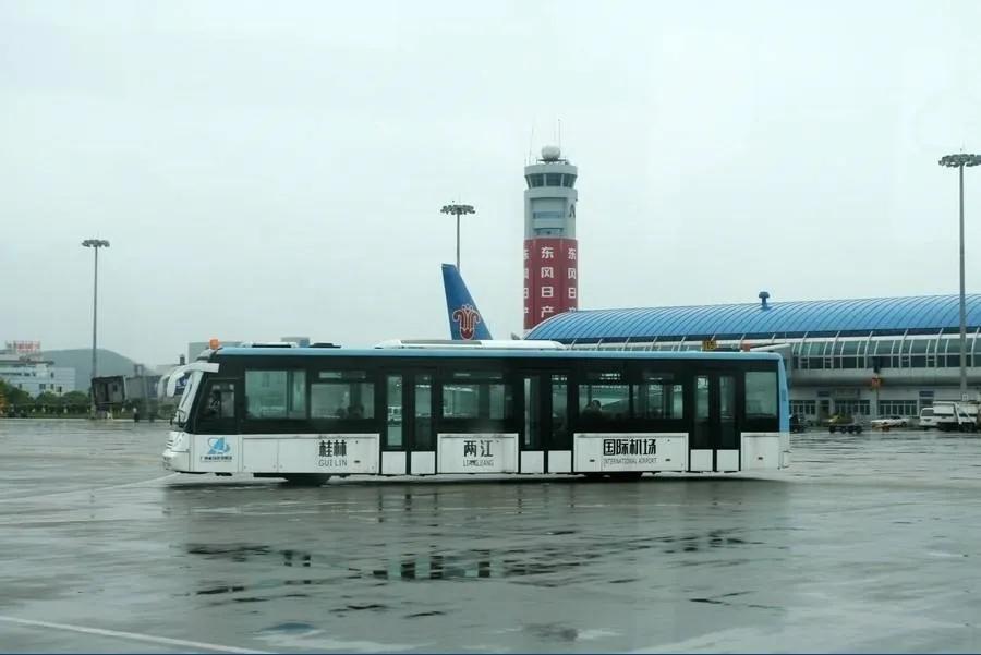 飞机是怎么停到机位上的,为什么你的飞机总是停在远机位