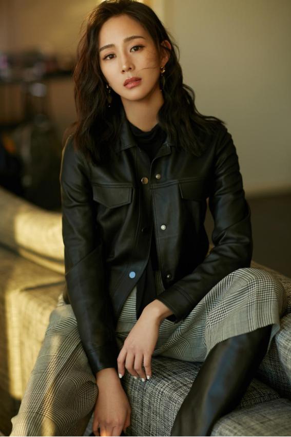 皮衣搭配图片刘诗诗,张钧甯的皮衣穿搭干练又显气场