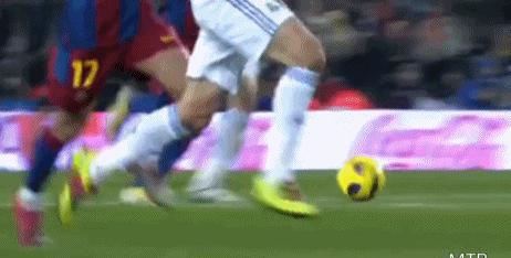 19岁的梅西被多次放铲,梅西被铲完整版