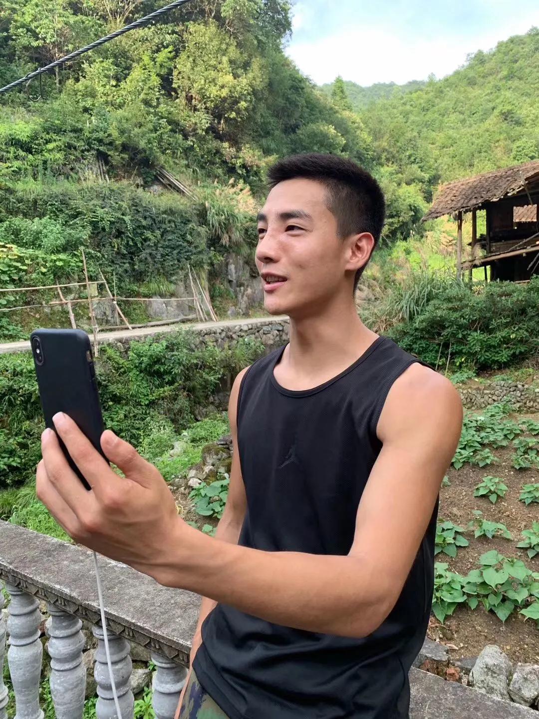 90后消防员退伍卖蜂蜜,消防员小伙回乡创业直播卖蜂糖