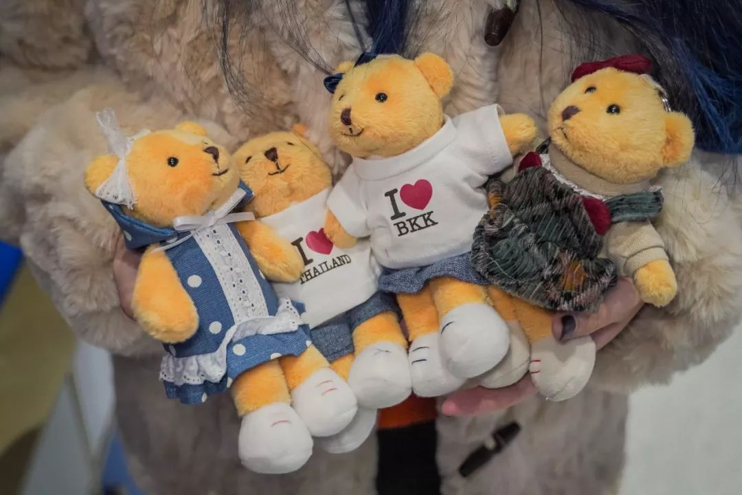 告别东方明珠、城隍庙，来上海这家暗藏100只泰迪的奶茶店