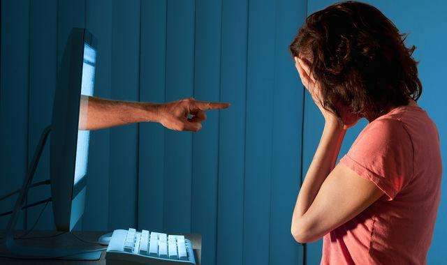 25岁人间水蜜桃雪莉自杀:比拳头更伤人的是恶语相向