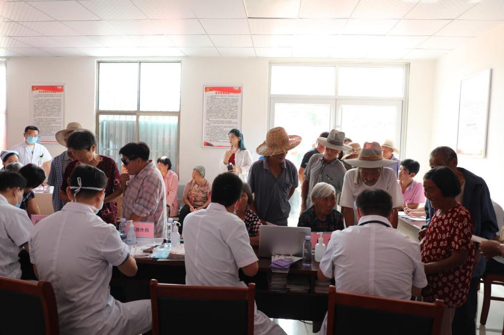 情系家乡献爱心回馈桑梓见真情,情系桑梓行善举捐资助学惠民生